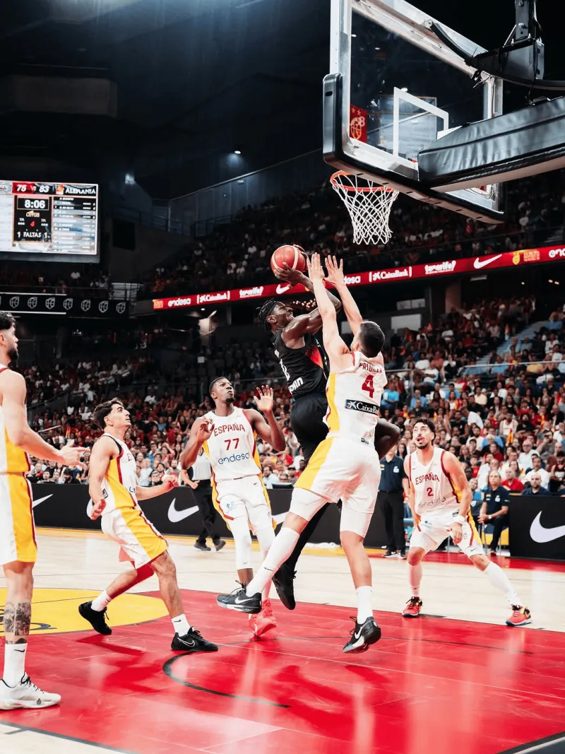 乐鱼体育-施罗德今日穿着蓝天白云配色All-Pro Nitro，得到24分10助攻