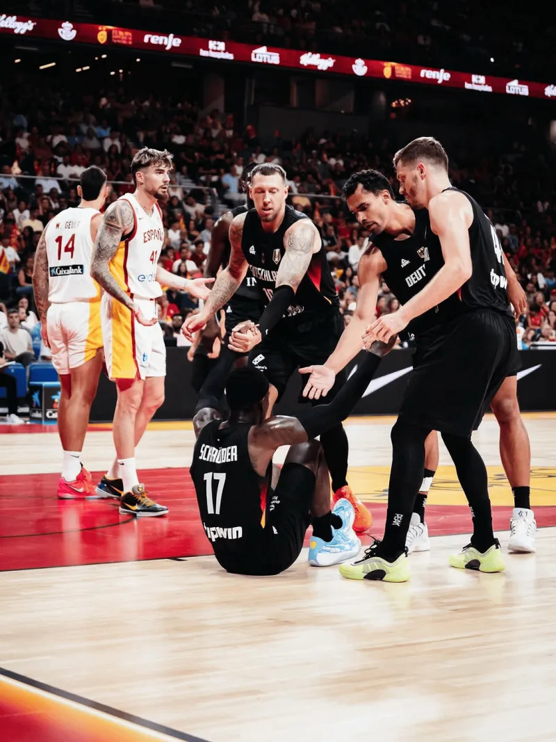 乐鱼体育-施罗德今日穿着蓝天白云配色All-Pro Nitro，得到24分10助攻