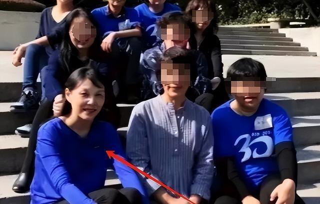 乐鱼体育下载-宗庆后去世那天,他老婆施幼珍在殡仪馆侧门的花圈后站了一会儿