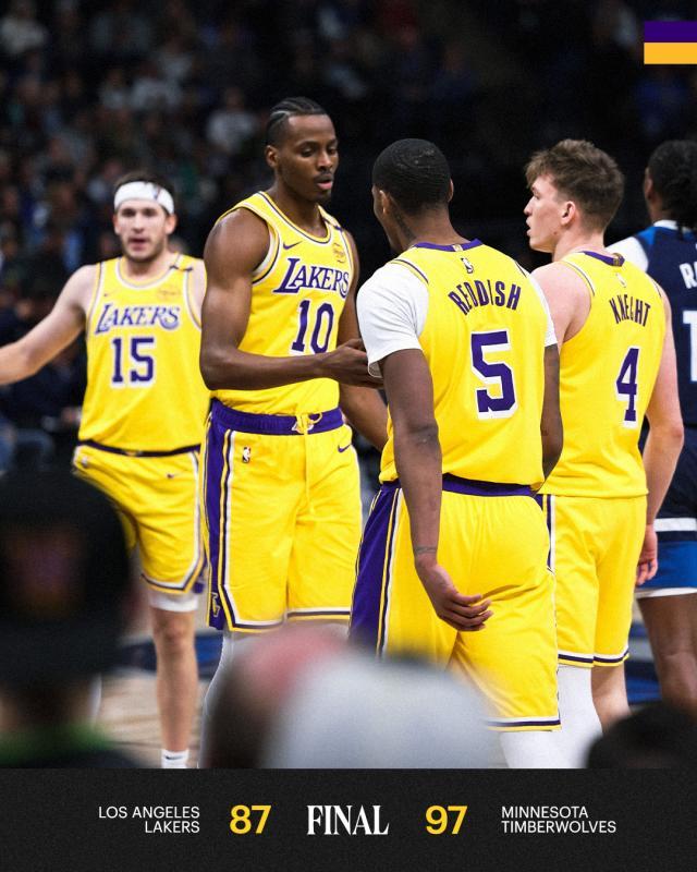 1734154022253052255.jpg 乐鱼体育下载-近11战8负 詹姆斯继续离队!湖人该补强还是解体?