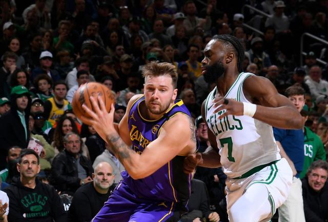 乐鱼体育下载-湖人遭遇伤病潮考验东契奇！背伤+三连客能否顶住？